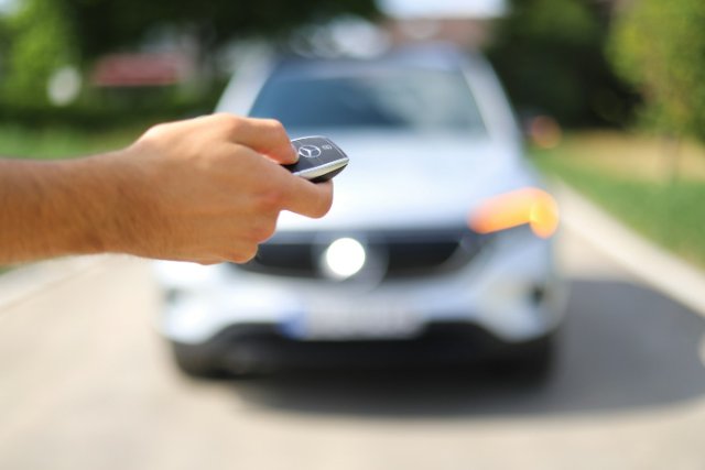 スマートキーで車を操作する様子