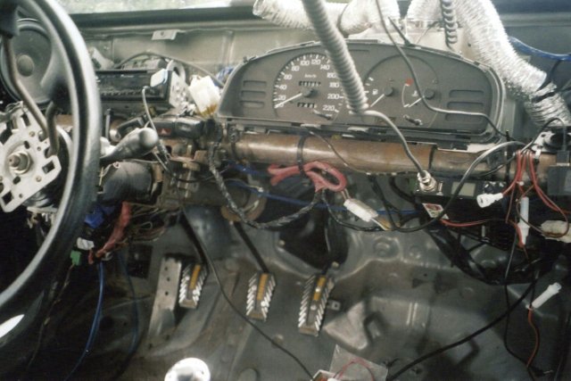 車両の配線と計器類